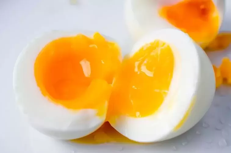 куряче яйце всмятку для безвуглеводної дієти