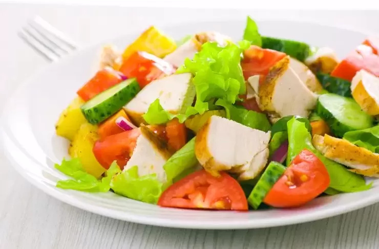салат з овочами і куркою для безвуглеводної дієти