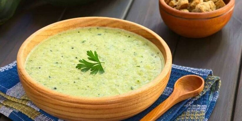 Суп-пюре з капусти і кабачків – страва, що щадить для шлунка, в меню гіпоалергенної дієти. 