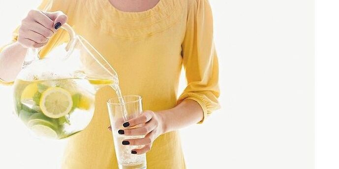 лимонна вода сприяє очищенню організму